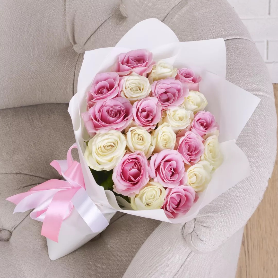 21 White Pink Mixed Roses