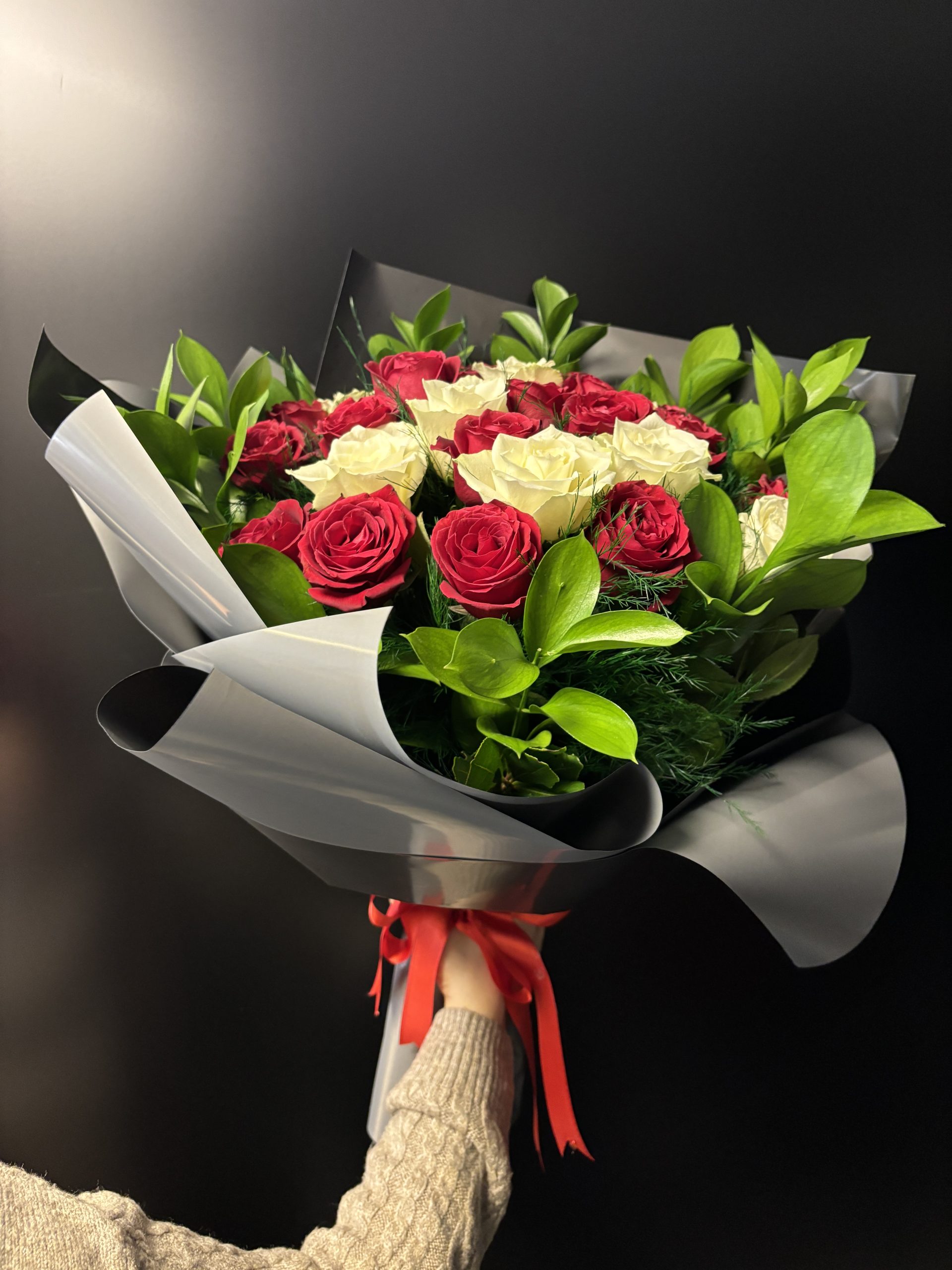 35 Red White Mixed Roses